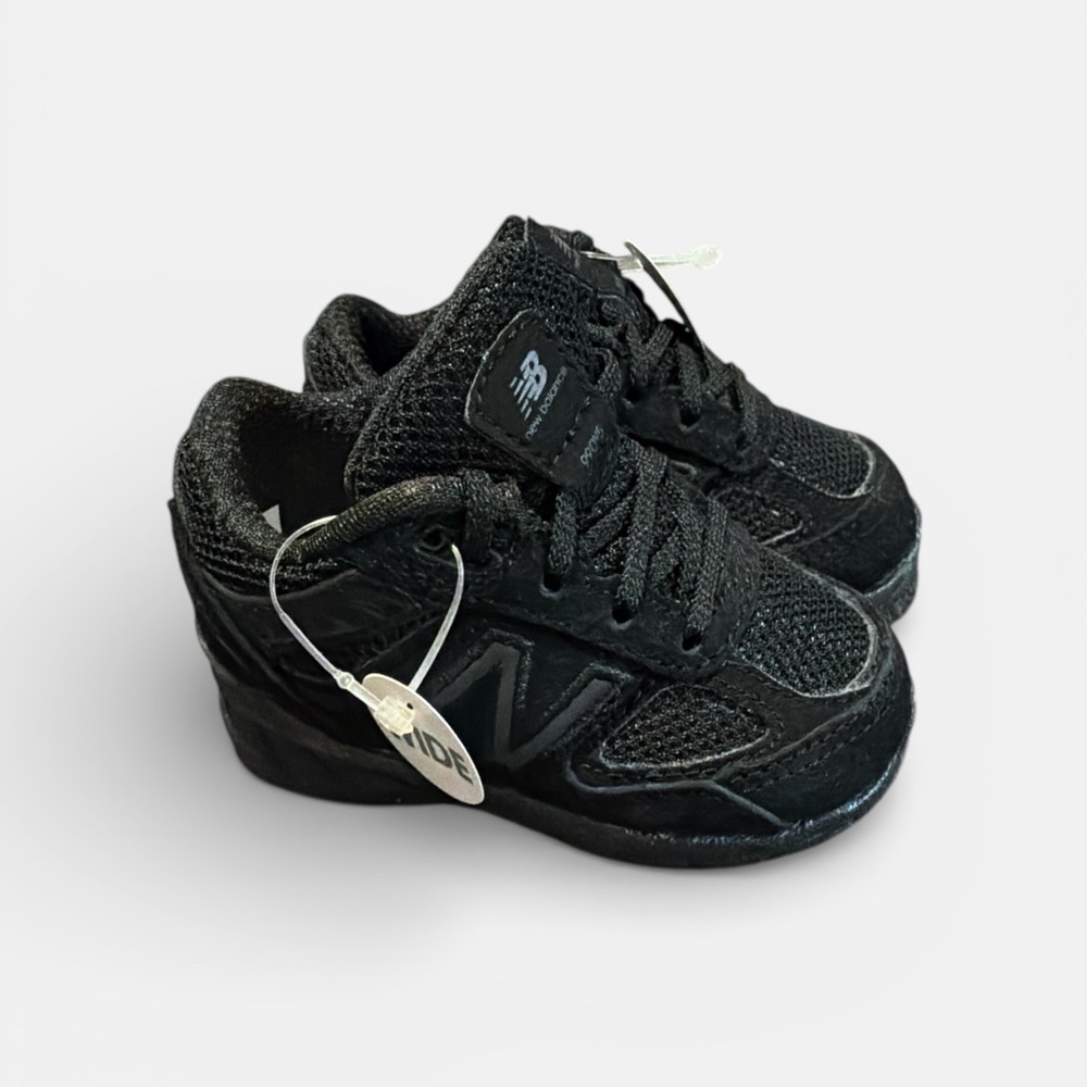 New Balance Kids Black Sneakers 990v5 wide size 3 infants